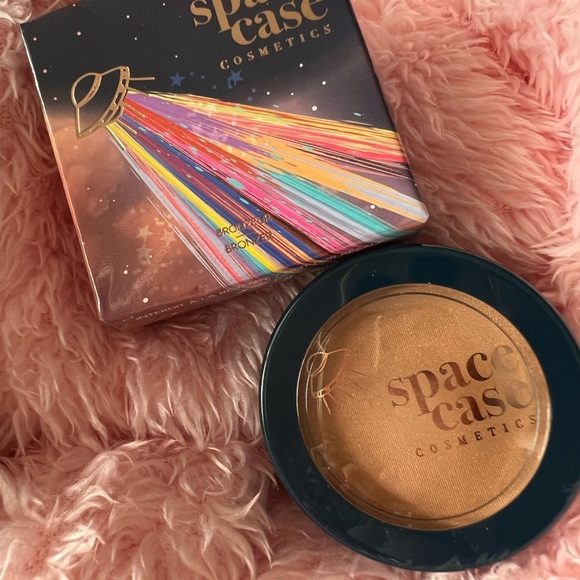 Space Case Cosmetics Bronzer in Fakecation - Picture 3 of 7
